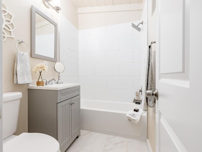 La habitación más pequeña tiene un baño privado adjunto. - 665 Cathedral Dr