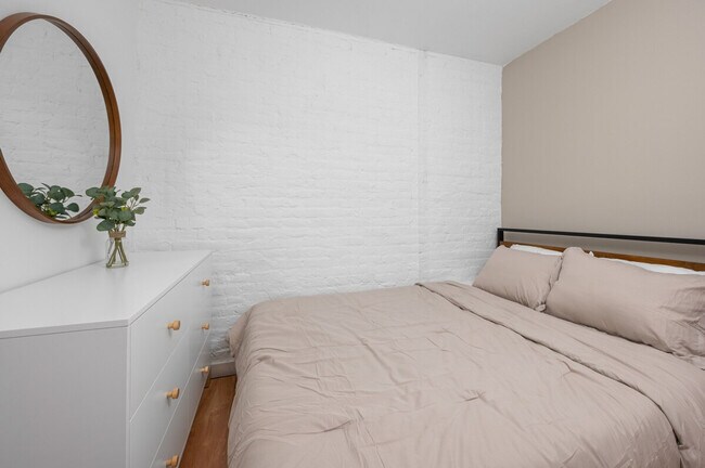 Building Photo - 309 W 28th St