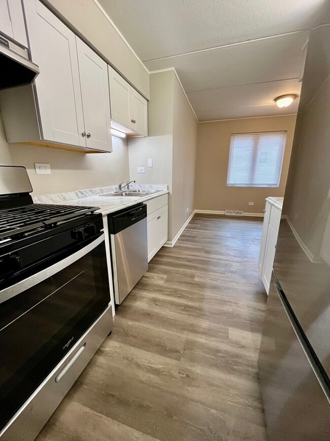 Building Photo - 914 School St