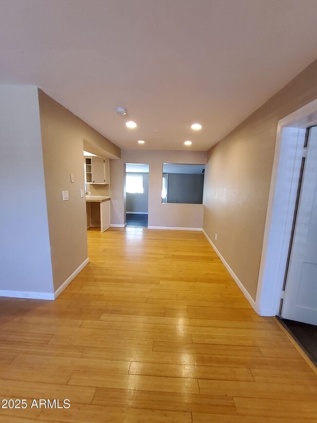 Foto del edificio - 2225 E Glenrosa Ave