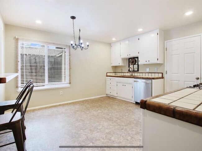 Building Photo - 3 Bedroom Single Family Home in Modesto