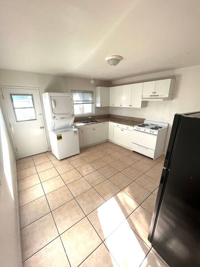 Building Photo - Grand 1107-1113 (Mona)