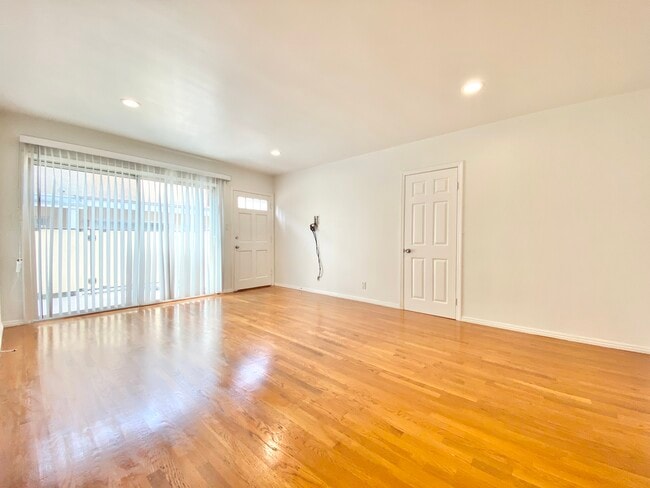 Building Photo - 1320 S Ridgeley Dr