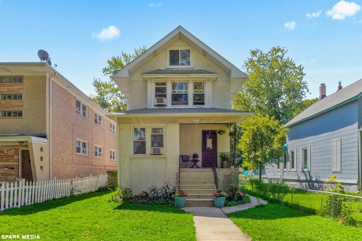 Primary Photo - 1813 W Greenleaf Ave