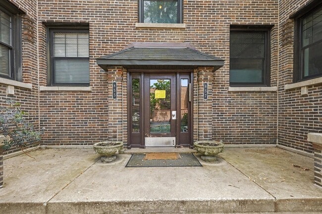 Building Photo - 857 W Ainslie St