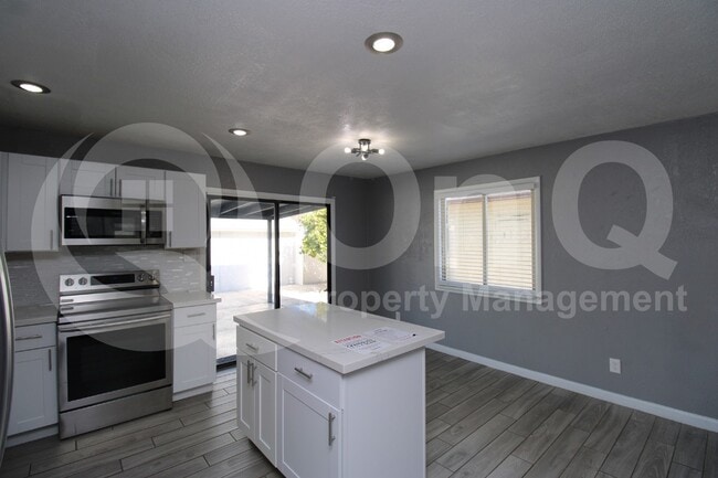 Building Photo - 5334 W Mauna Loa Ln