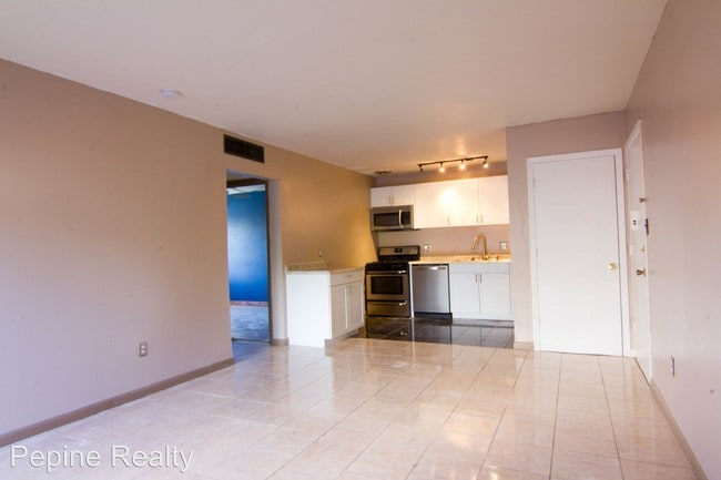 Building Photo - 1700 SW 16th Ct