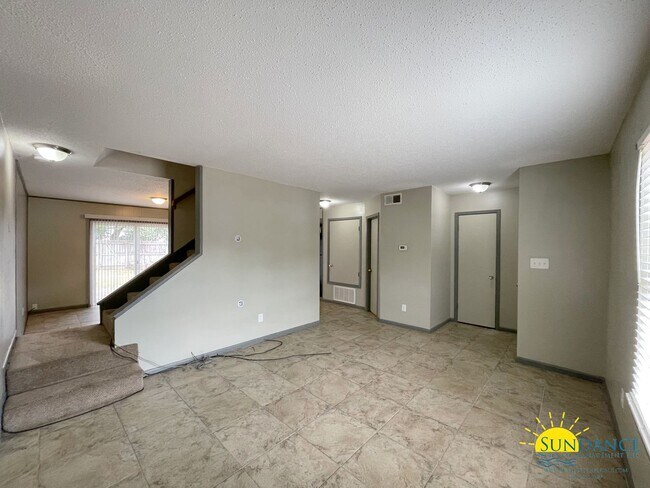 Building Photo - Adorable 3 Bedroom Townhouse In Fort Walton Beach!