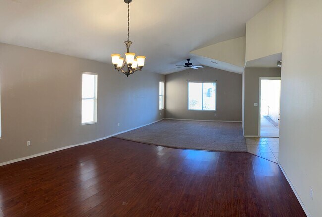 Building Photo - 3 bedroom home in Legends West!