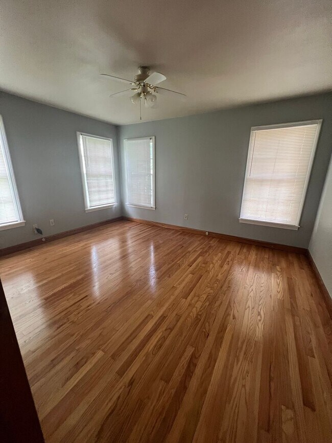 Building Photo - Gorgeous hardwood Floors