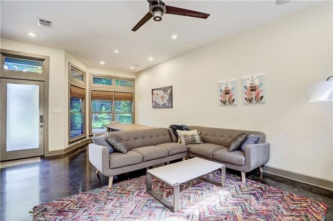 Foto del edificio - 602 W N Loop Blvd