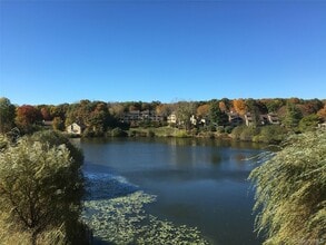 Building Photo - 905 Oakridge Cmns