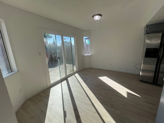Building Photo - 3 Bedroom 2 Bath!