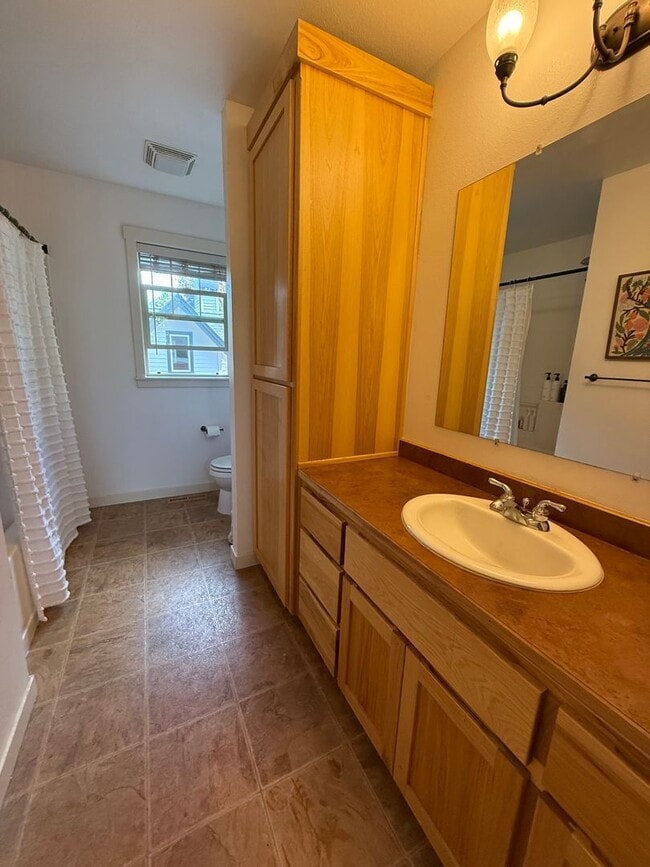 Building Photo - Charming 2 Bed with a Fenced Backyard