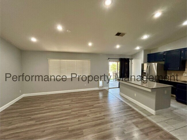 Foto del edificio - Stunning 4 Bed/2 Bath in SW Bakersfield w/...