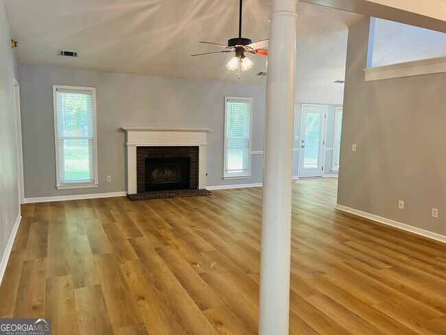 Building Photo - 165 River Park Dr