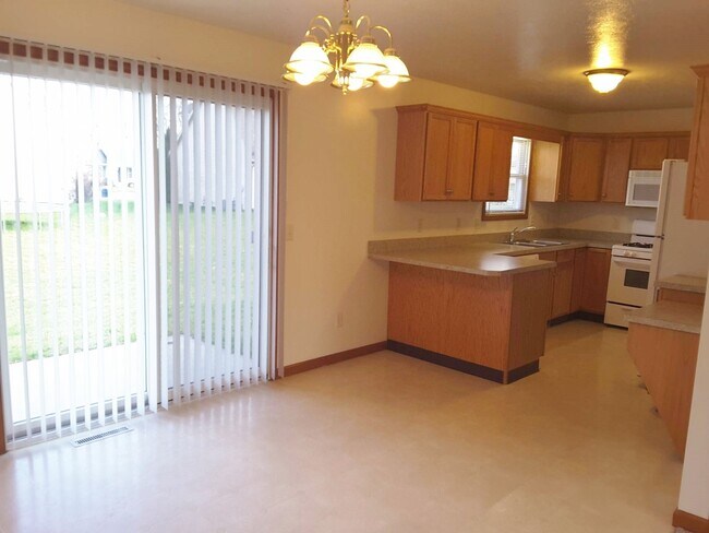 Foto del edificio - 3 Bedroom 2 Bathroom Single Family Home in...