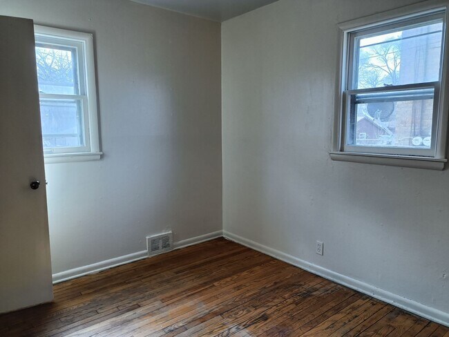 Foto del edificio - 2125-27 W Silver Spring Dr