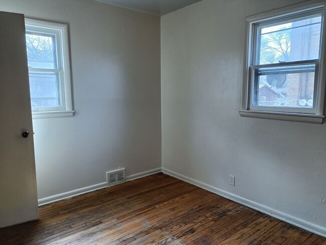 Building Photo - 2125-27 W Silver Spring Dr