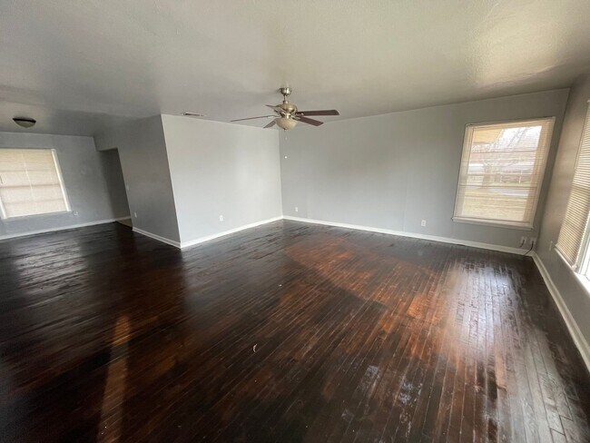 Building Photo - Single-Family Home Available!