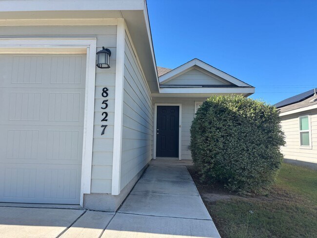 Foto del edificio - 3-bed 2-bath home with Community Pool