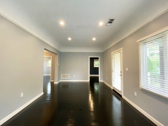 Foto del edificio - Luxury Bungalow on West Knoll in the Heart...