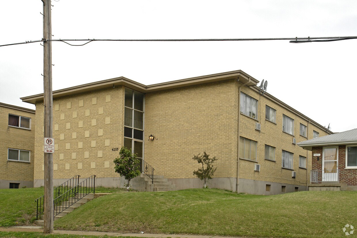 Primary Photo - Woodbury Manor