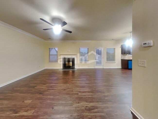 Building Photo - 985 Donington Cir SE