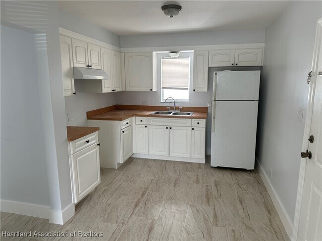 Foto del edificio - 241 S Commerce Ave