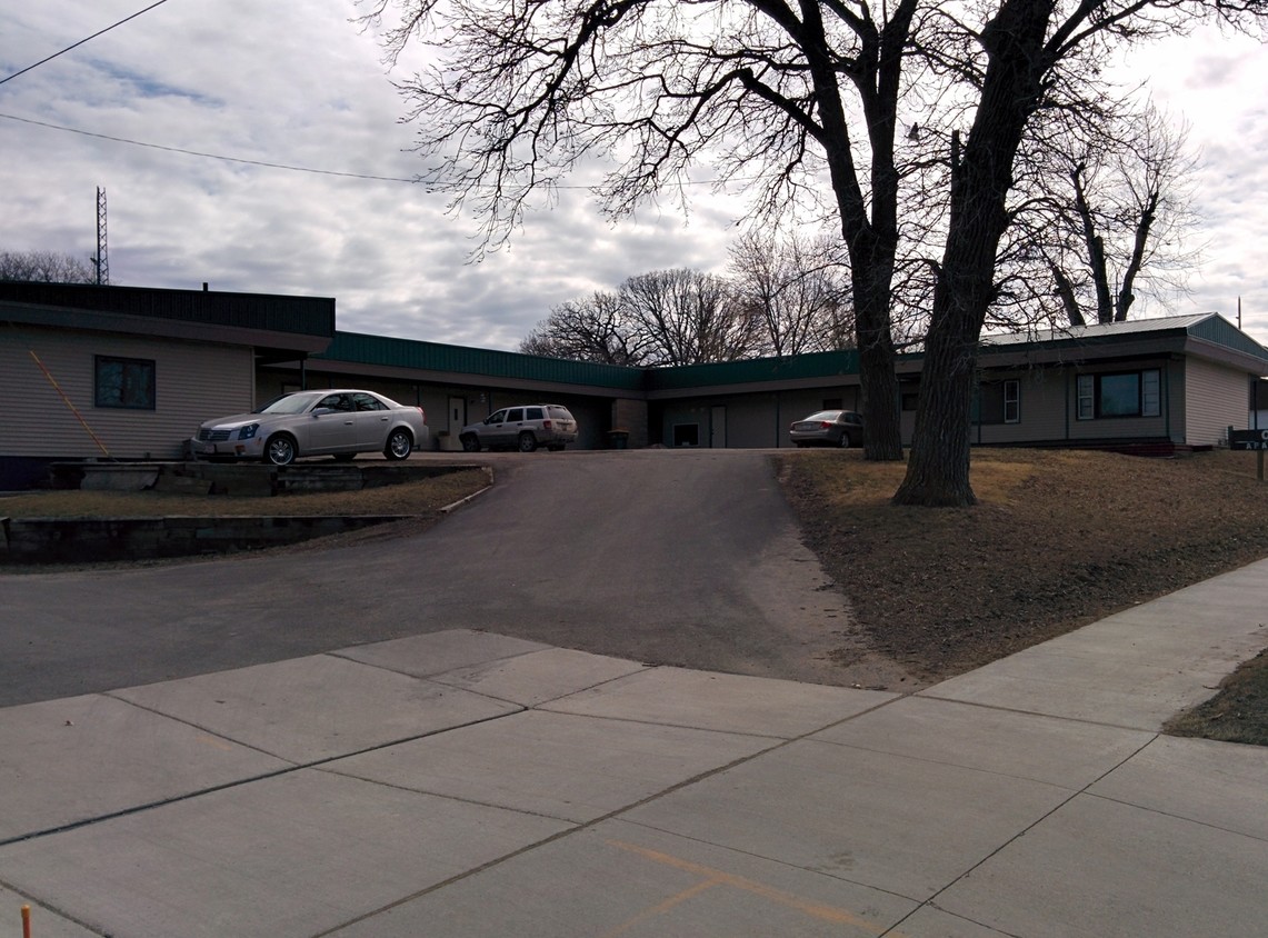 Primary Photo - Oaks Apartments