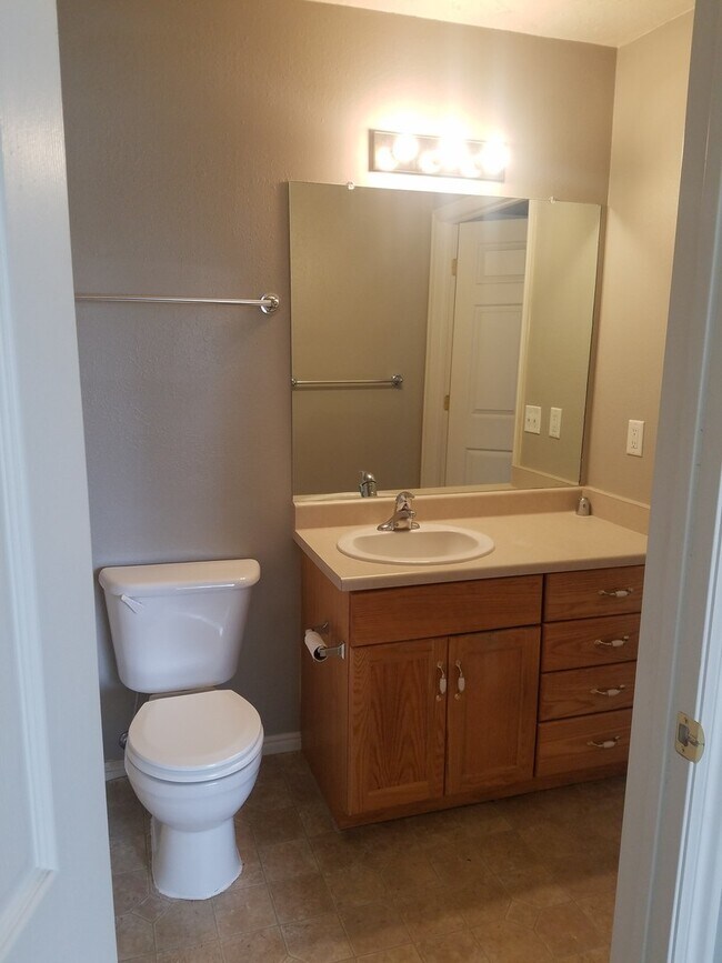 Building Photo - 2 Bed 1 Bath apartment in the popular Cont...