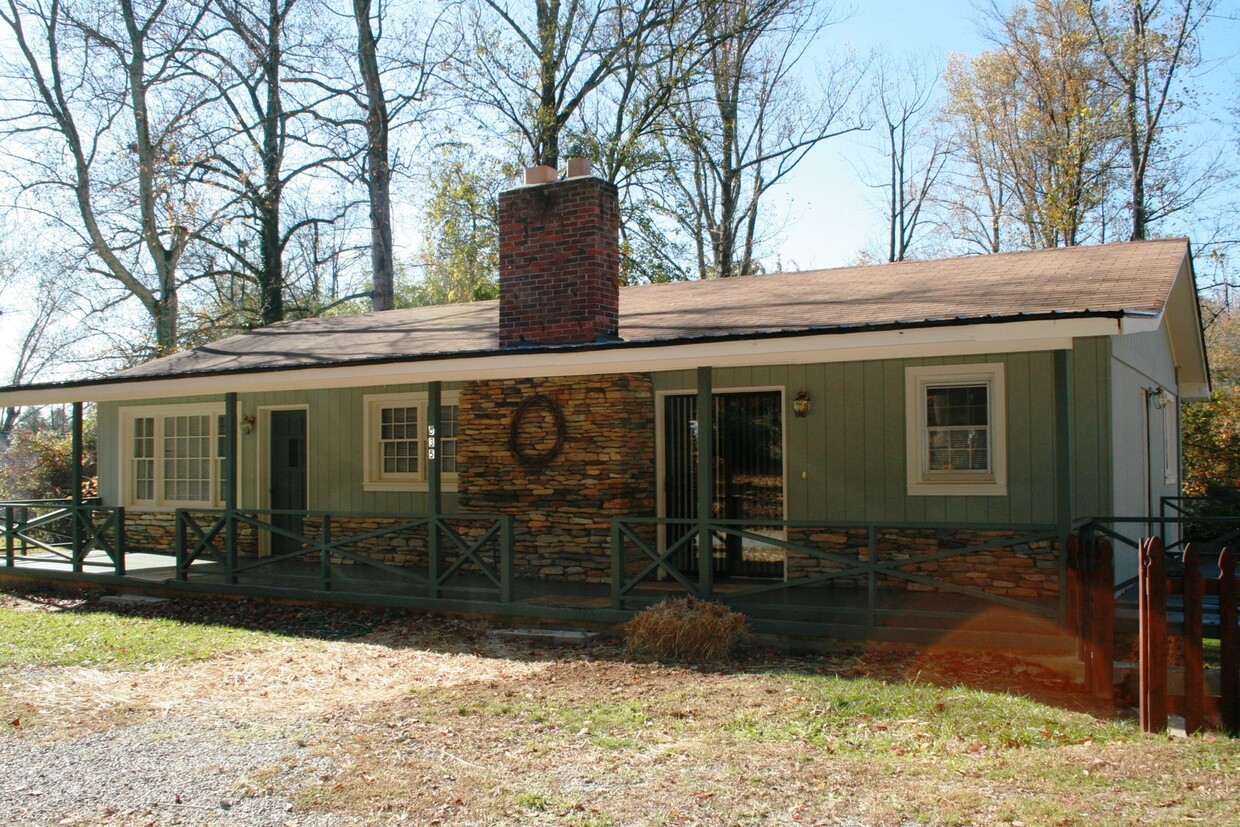 Foto principal - 3 Bed 2 bath in Hendersonville!!