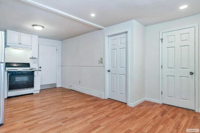 Building Photo - 2 bedroom in NEWARK NJ 07105
