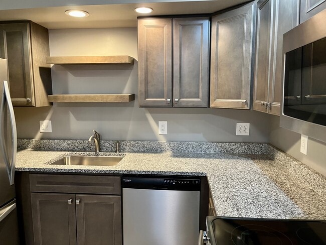 Building Photo - 302 E Grove St