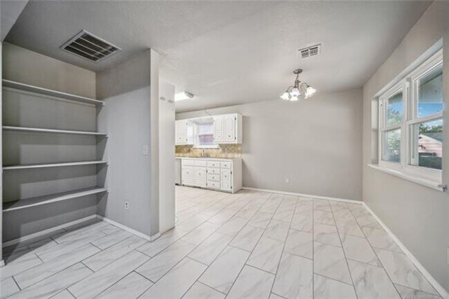 Building Photo - This is the home that you have been waiting for!