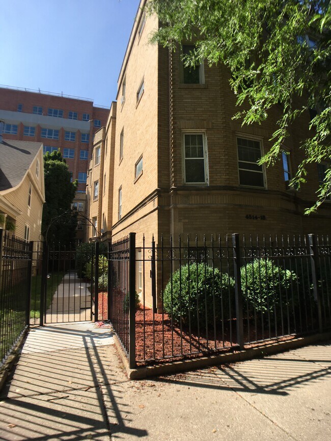 Building Photo - 4514 N Wolcott Ave