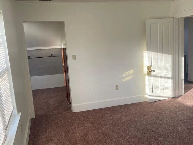 Foto del edificio - Two story home with four bedrooms newly remodeled.