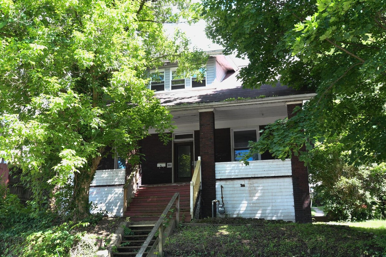 Primary Photo - 5 Bed 1 Bath Single Family Home For Rent