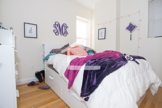 Foto del edificio - Nicely renovated 4 bed 2 bath unit in a prime spot in Brookline!