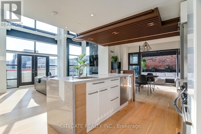 Photo du bâtiment - 915 King St W