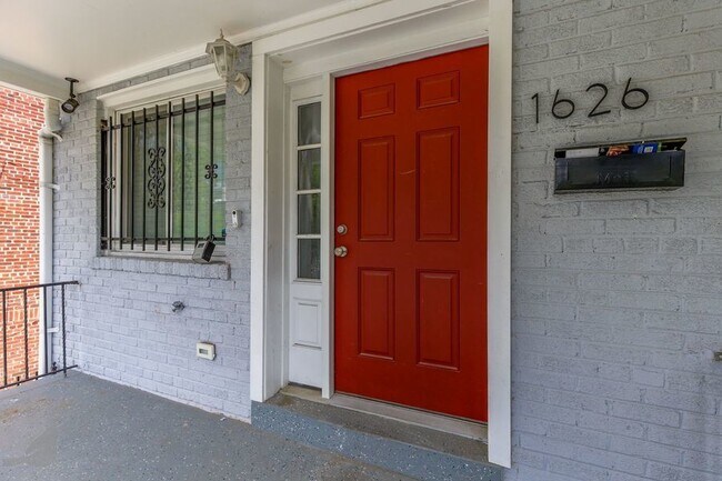 Foto del edificio - Fabulous Row Home Steps from Waterfront & ...