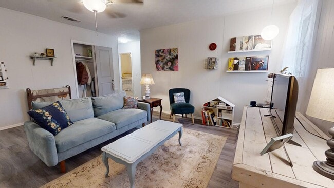 2BR, 1 BA - Vue-Ross