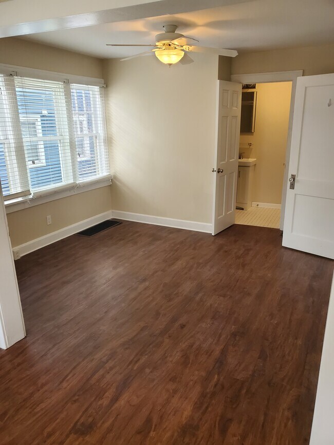 Foto del edificio - 1206 E 8th St