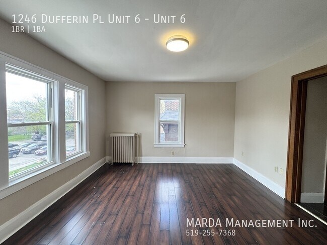 Photo du bâtiment - CHAMRING 1 BED/1 BATH APT ON DUFFERIN & GILES + HYDRO!