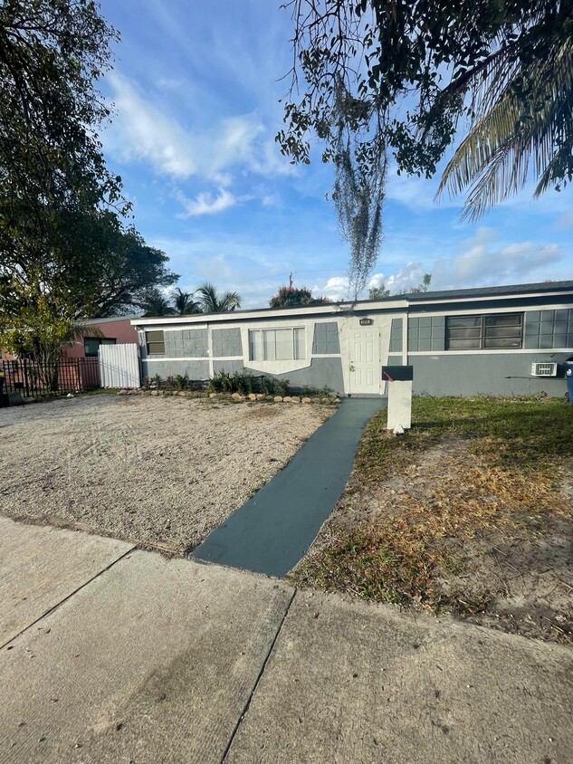 Foto principal - 1011 NW 195th St