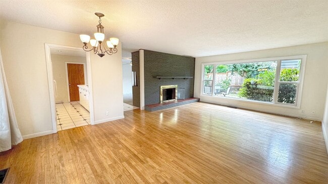 Photo - Comfortable 3 BD | 2 BA - Cedar Hills Neighborhood House