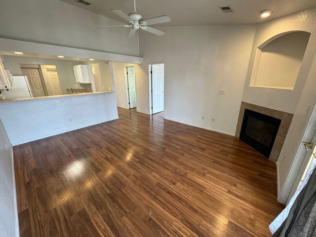 Building Photo - Bright, open, 2nd story condo - perfect fo...
