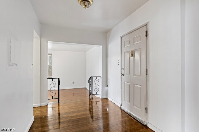 Building Photo - 19-31 Lyons Ave