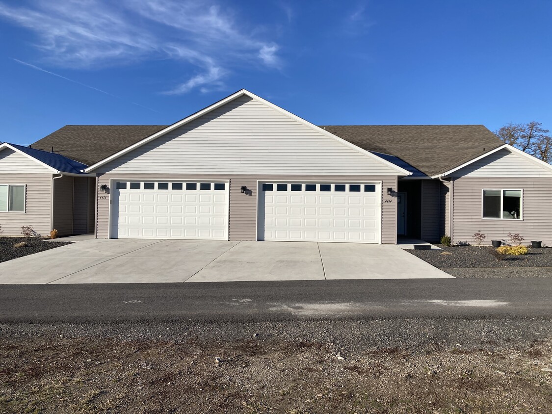 unit on the right - 4414 E Fairview Ave