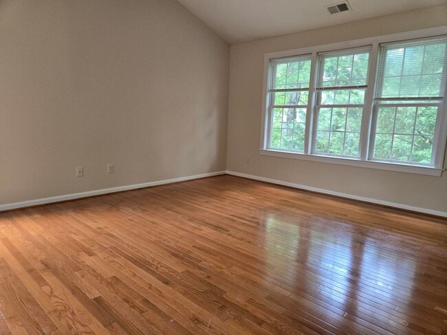 Building Photo - Stunning and Spacious 5 Bed 4 Bath Colonia...